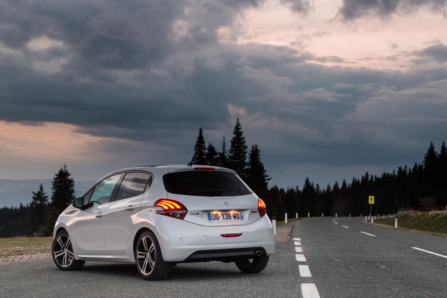 Peugeot 208 GT Line 5-Door 2015 года  (фото 18 из 20)